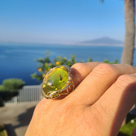 anello con pietra di ambra verde