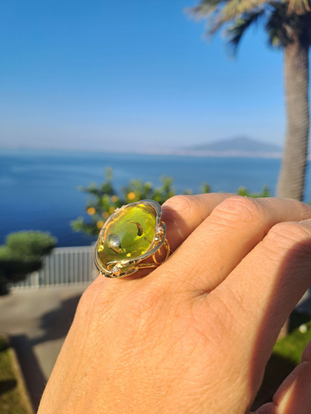 anello con pietra di ambra verde