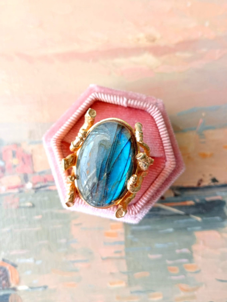 anello con pietra di labradorite blu