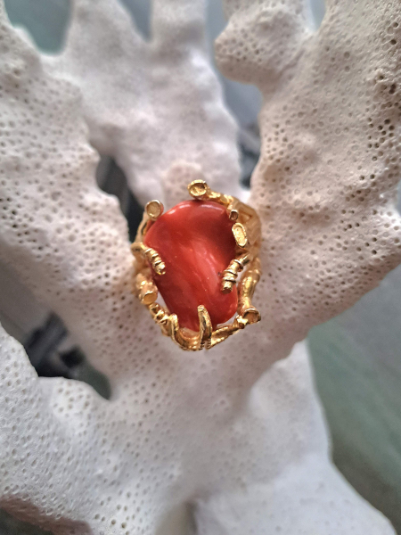 anello di corallo rosso con montatura argento dorato