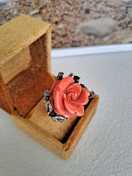 anello argento con rosa di corallo rosso