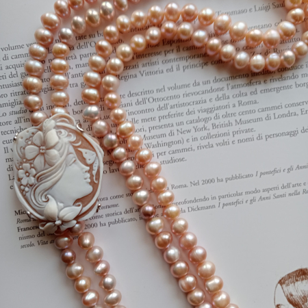 Collana con due fili di perle e cammeo laterale