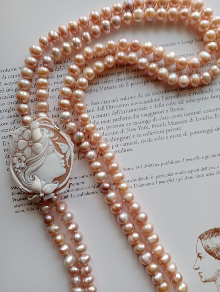 Collana con due fili di perle e cammeo laterale